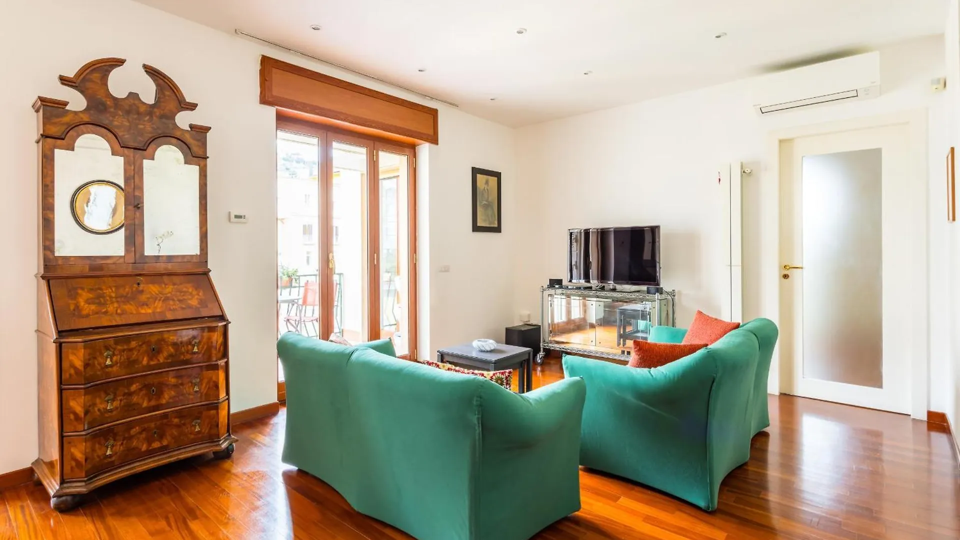 Colonna Classic Style Apartment By Wonderful Italy Naples Italy