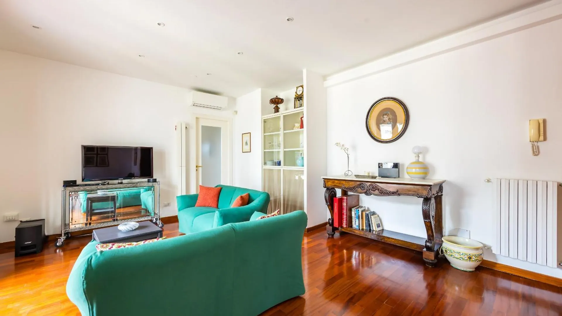 Colonna Classic Style Apartment By Wonderful Italy Naples Italy