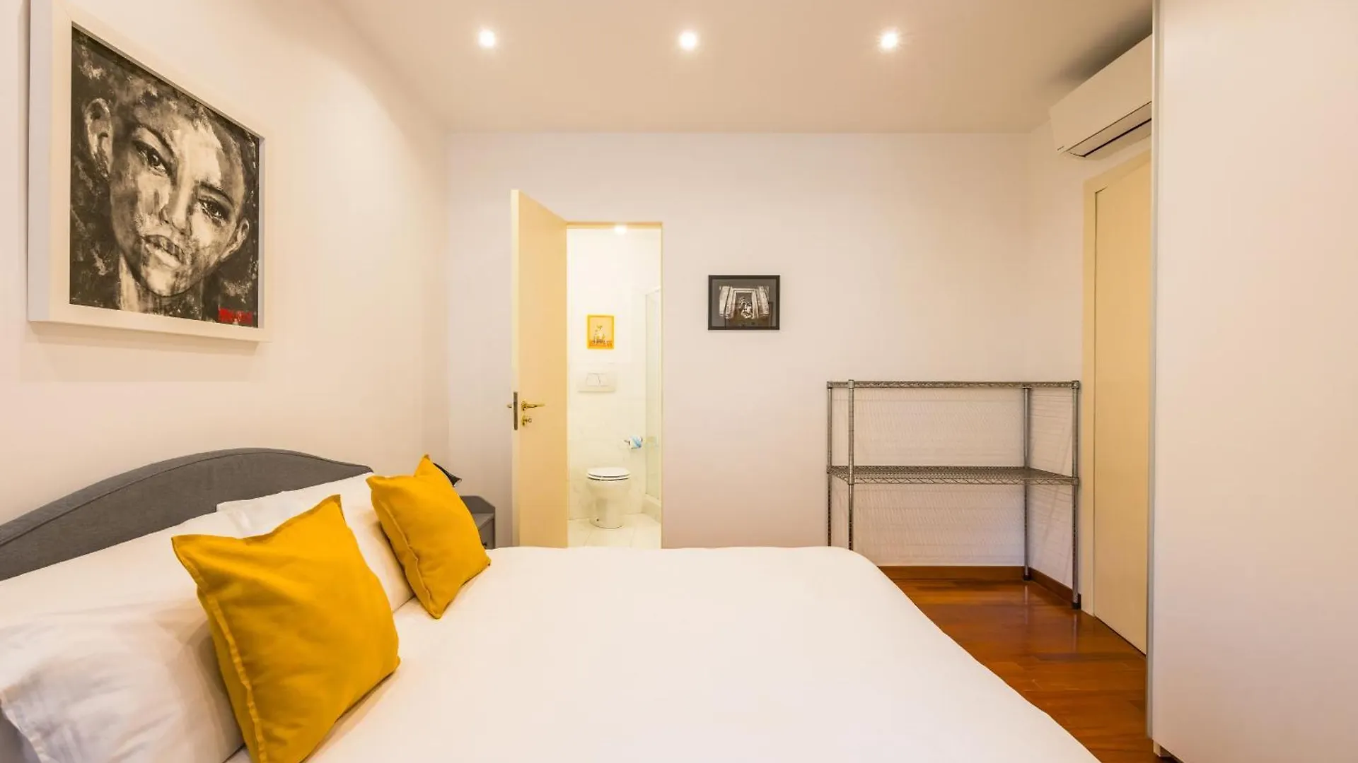 Colonna Classic Style Apartment By Wonderful Italy Naples